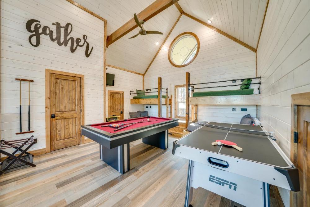 Broken Bow Cabin with Hot Tub, Pool Table and Fire Pit